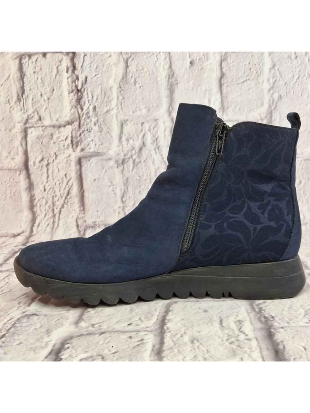 Munro Ashcroft Womens Shoes Size 8.5 N US Bootie In Blue Nubuck Floral Fabric - Picture 2 of 9